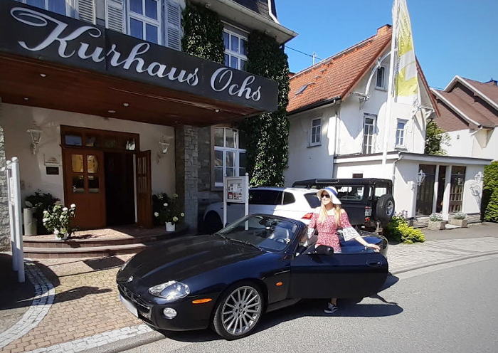Jaguar Cabrio XK8 vor dem Hotel Kurhaus Ochs