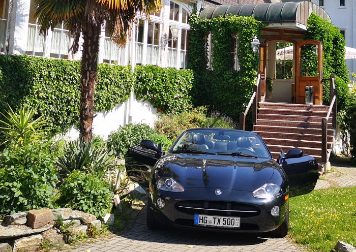 Jaguar Cabrio XK8 vor dem Hotel Kurhaus Ochs